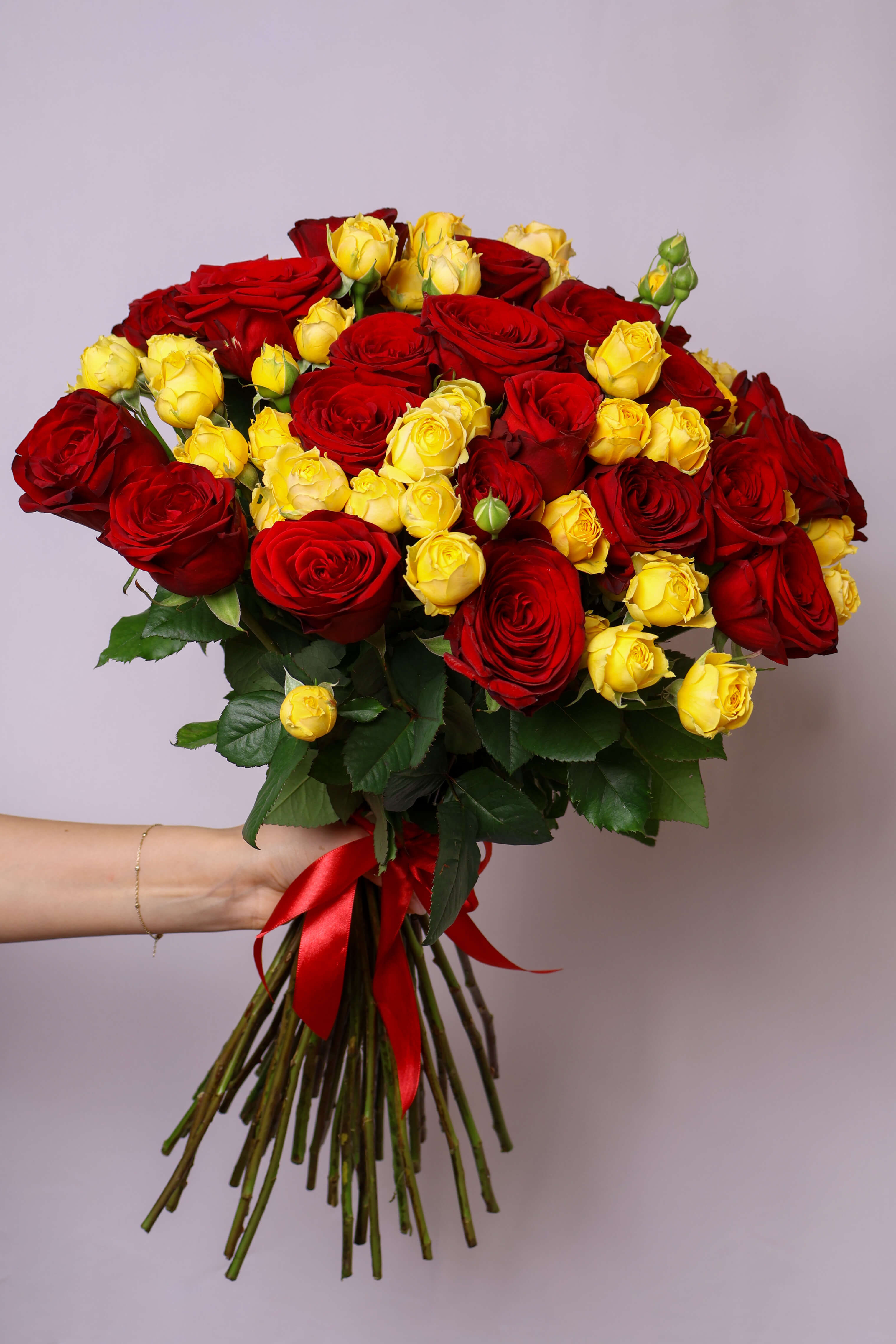 Букет красных и жёлтых роз - Thumbnail 1 of 2 | Flowers Theory