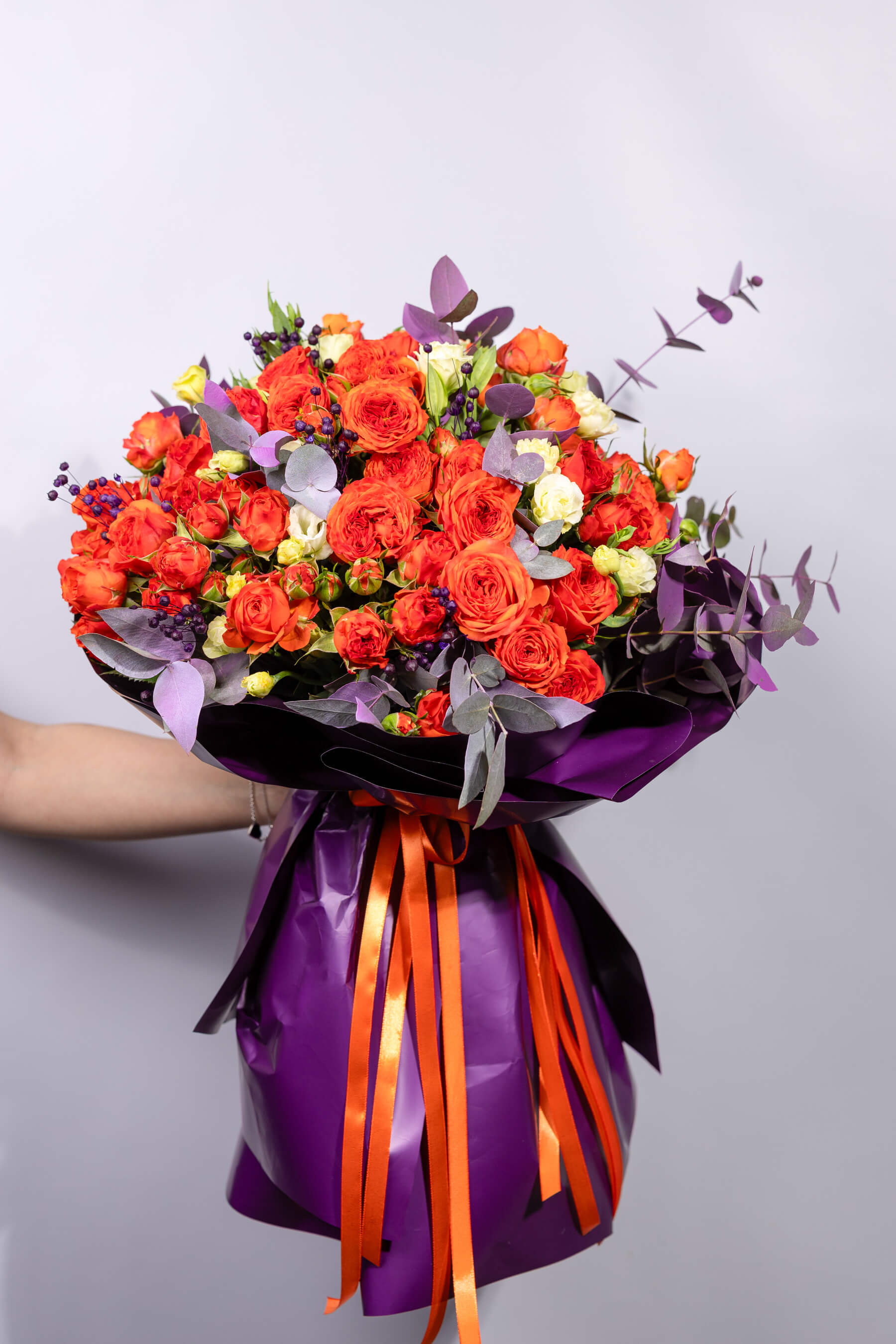 «Sunset Bloom» Ծաղկեփունջ – Սպիտակ և Նարնջագույն Վարդեր - Thumbnail 1 of 3 | Flowers Theory