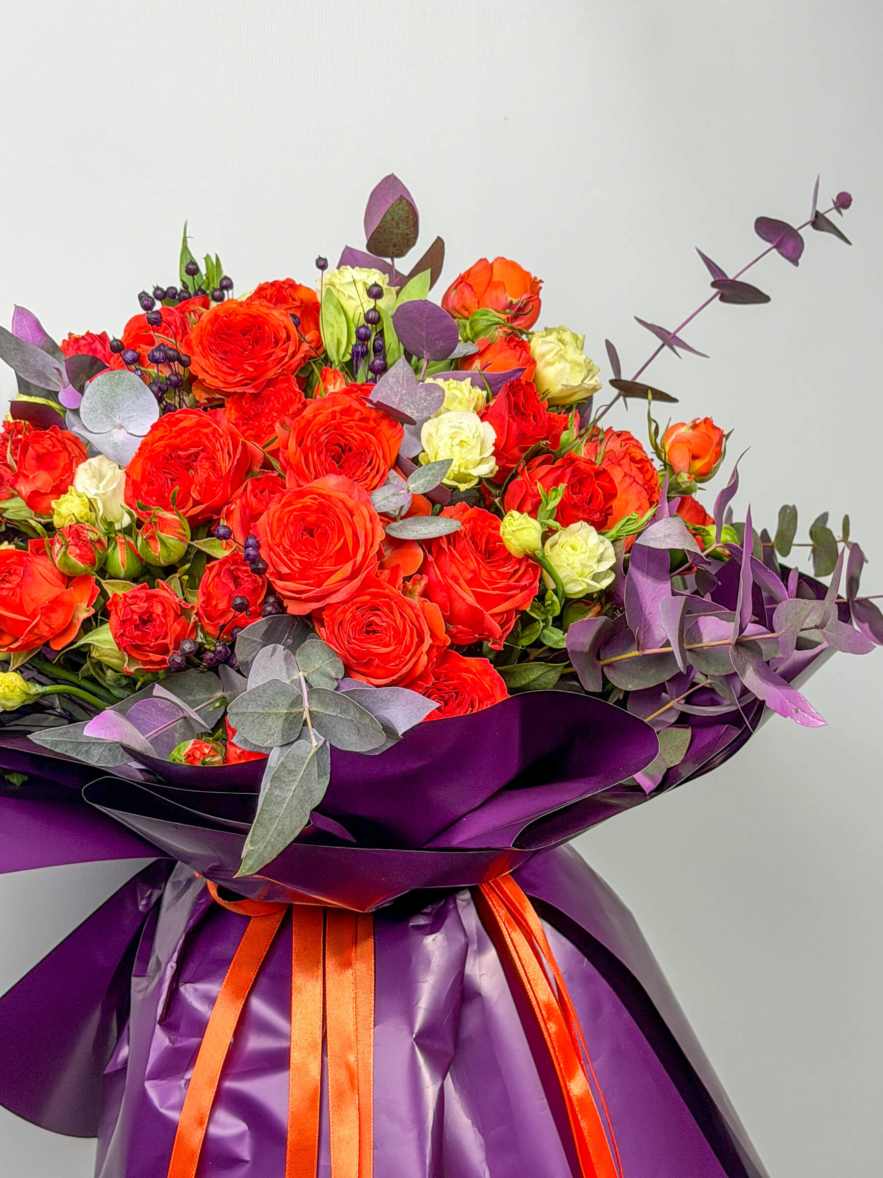 «Sunset Bloom» Ծաղկեփունջ – Սպիտակ և Նարնջագույն Վարդեր - Thumbnail 2 of 3 | Flowers Theory