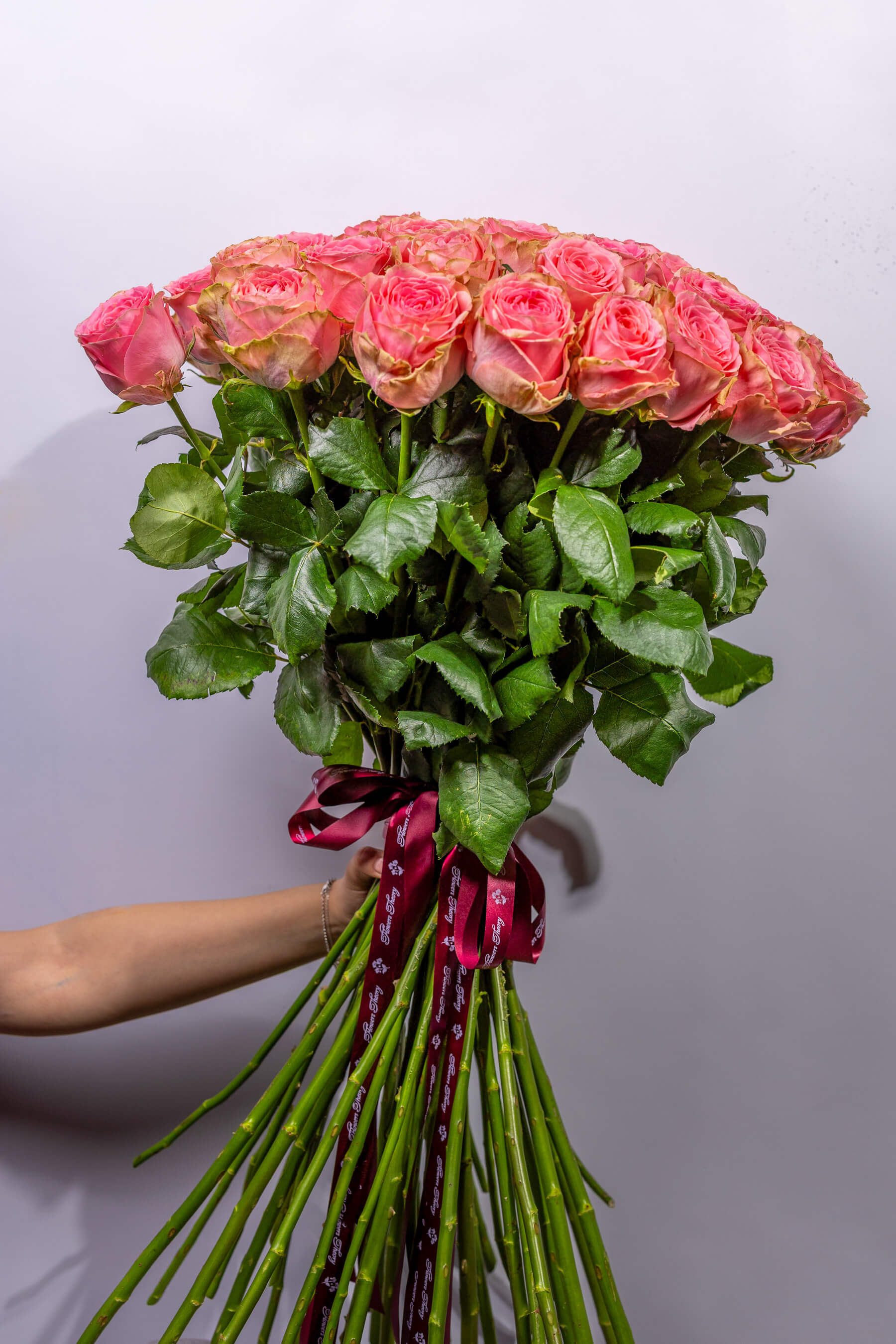 Սոֆիա Լորենի վարդերի ծաղկեփունջ – Պրեմիում վարդագույն վարդեր - Thumbnail 1 of 4 | Flowers Theory